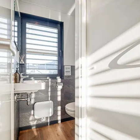 Stay24 - Wasservilla Chalet Am Meer Пенемюнде